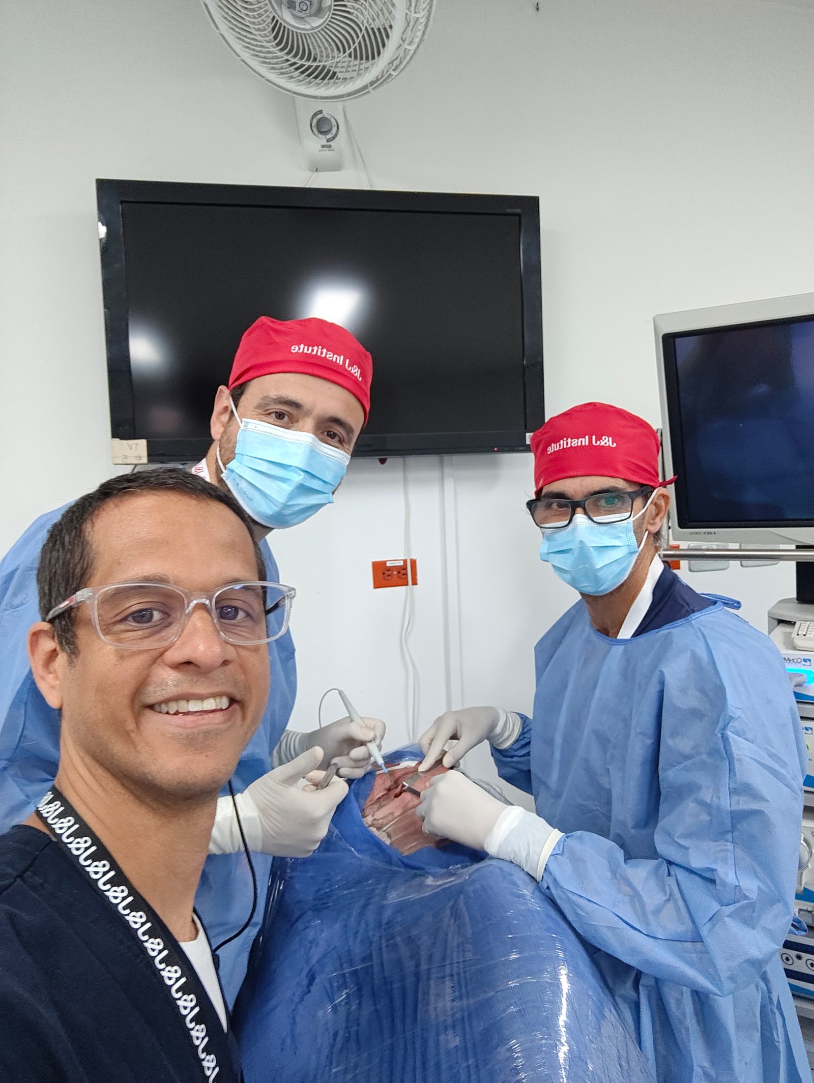 Dr. Castaño dirigiendo entrenamiento en segmentectomías pulmonares por mínima invasión