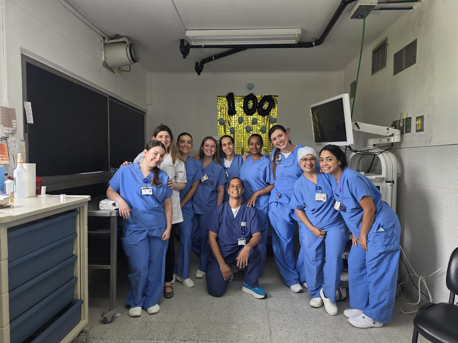 Equipo del Hospital Pablo Tobón Uribe celebrando los 100 procedimientos EBUS