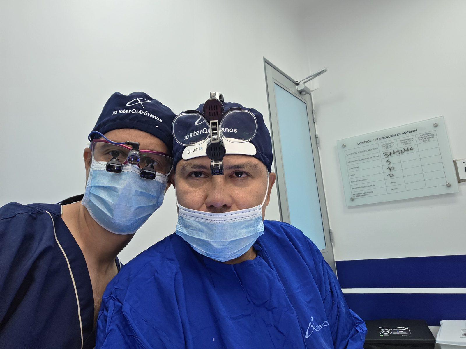 Dr. Castaño junto a otorrinolaringólogo en IQ Interquirófanos